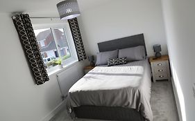 Modern, Two Double Bedroom House With Free Parking